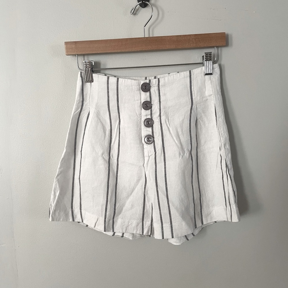 ☀️Women’s White Striped Cotton Pleated Shorts - Picture 1 of 4
